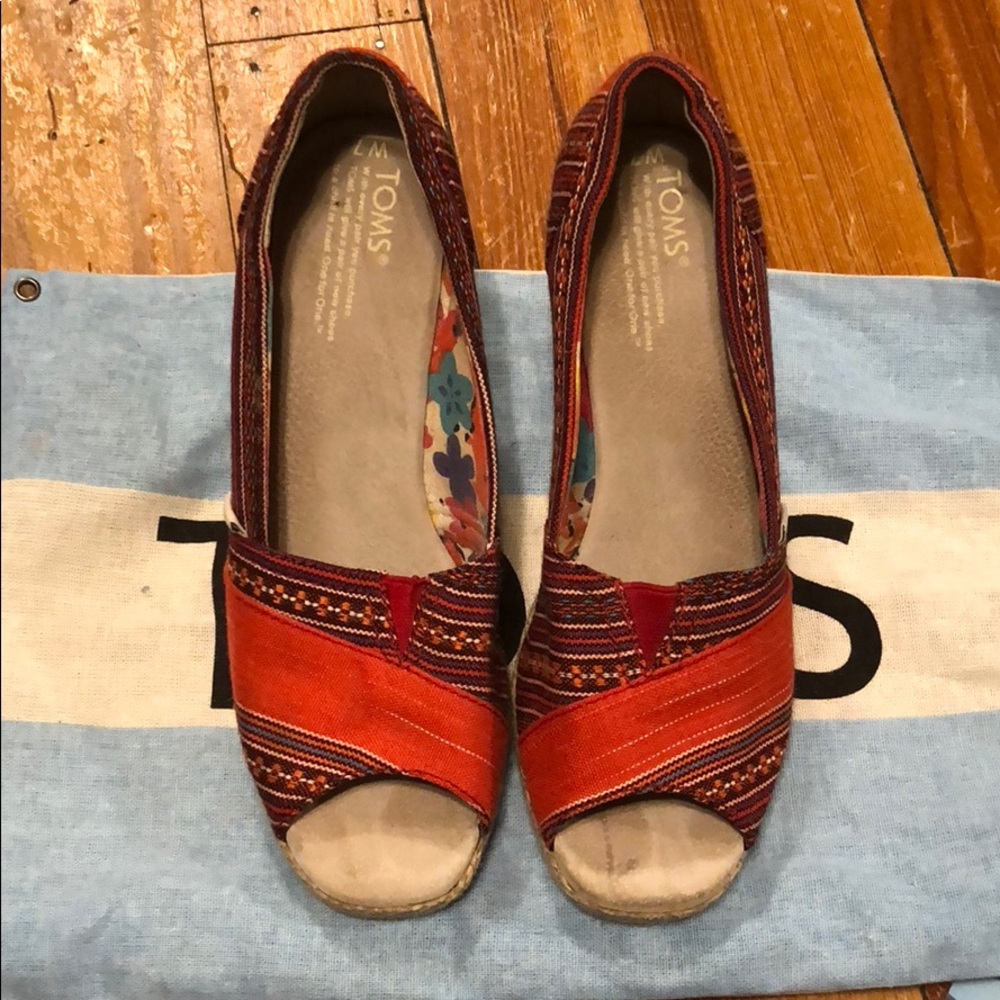Toms wedges. Aztec print.